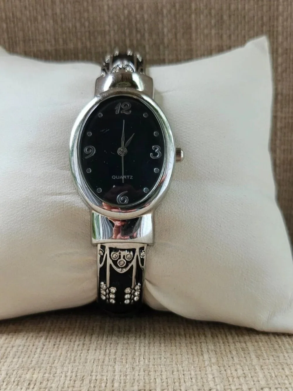 Fashion Women Wristwatch Black/Silver Tone Cuff Band Quartz Analog Watch Unbran
